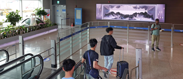 Concourse Media LE-C3-01, Incheon Airport Terminal 1 Concourse Arrivals