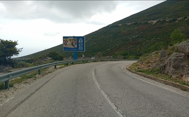 Billboard Kthesa Rr.pasi Kalon Repartin Ushtarak Llogara Ii, Tirana, Albania