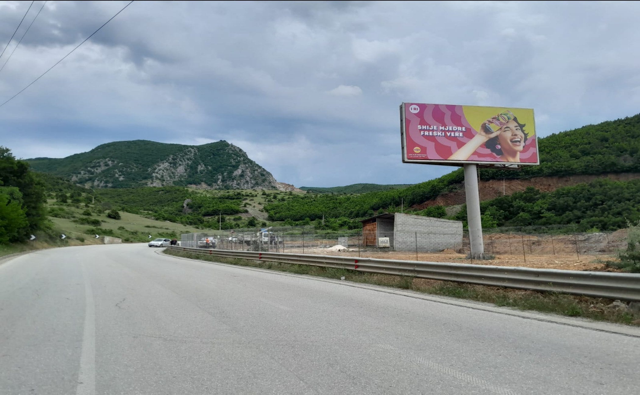 Tabele Me Nje Tub Autostrada Prrenjas - Qafe Thane Te Cezma, Tirana, Albania