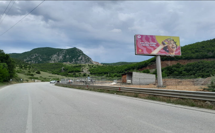 Tabele Me Nje Tub Autostrada Prrenjas - Qafe Thane Te Cezma, Tirana, Albania