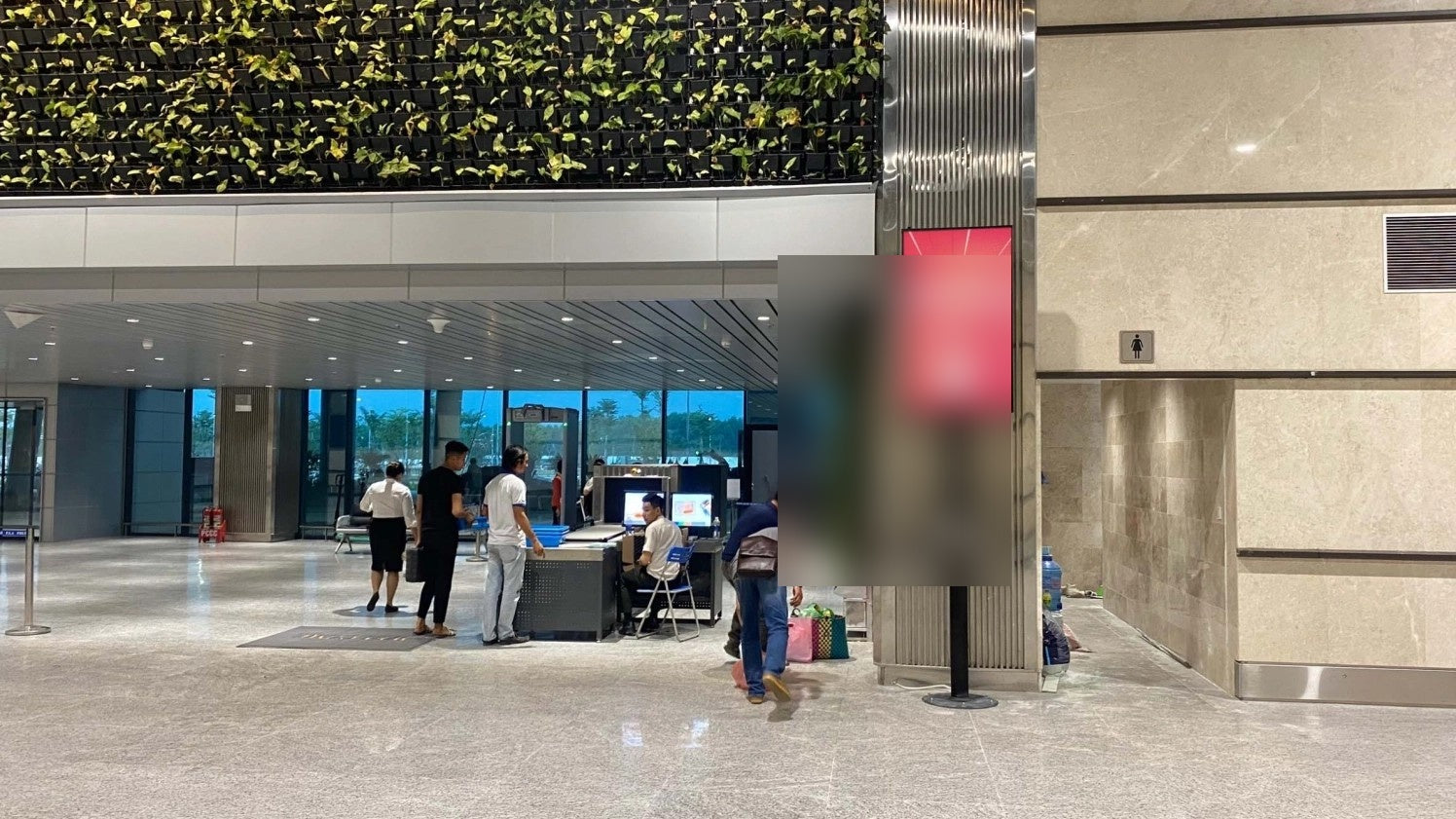 Digital Screen, System: phone charging miễn phí phục vụ Hành khách airport Phú Bài, Hue