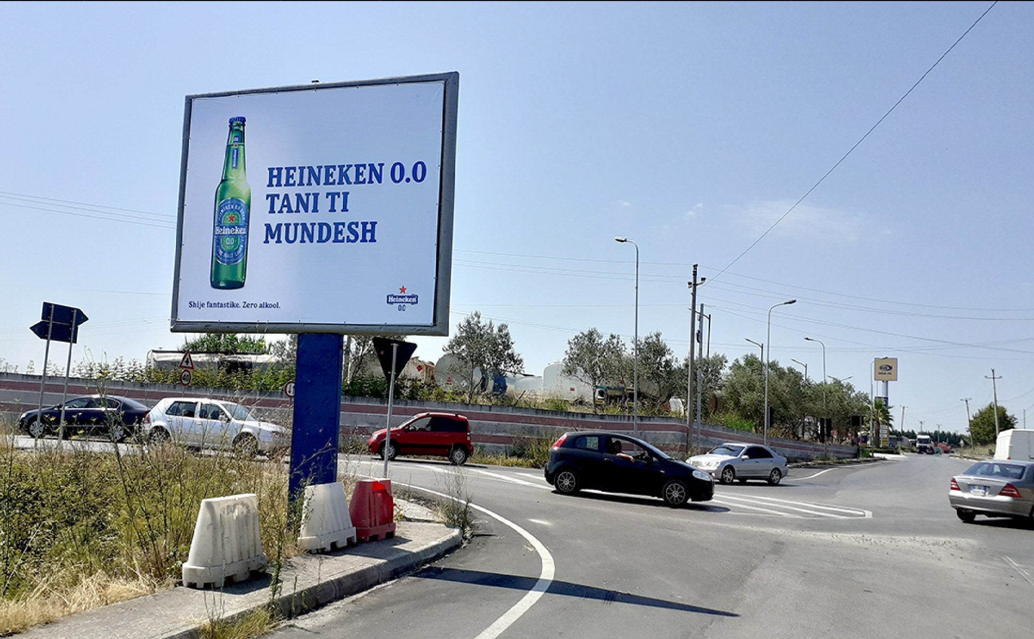 Billboard Kryqezimi Perball Zopark Safari, Fier, Albania