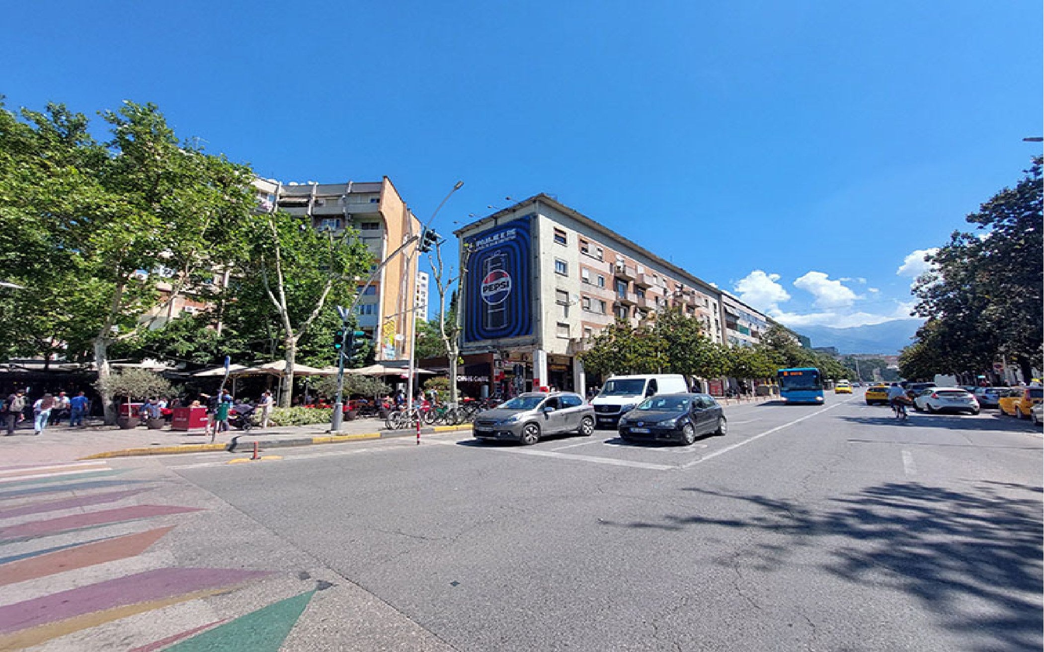Building Facade Rr.barrikadave Kafe Europa (kolonat), Tirana, Albania