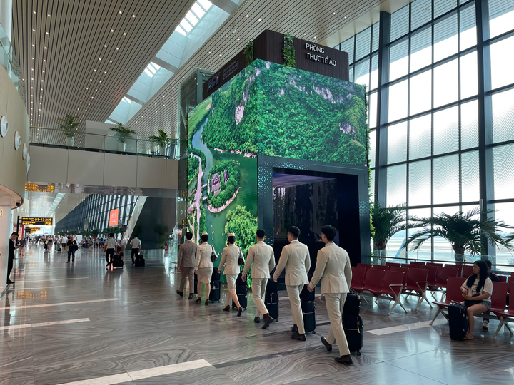 Digital Screen, Media tower 5 mặt area departure lounge level 3, terminal T3, airport TSN, Ho Chi Minh City