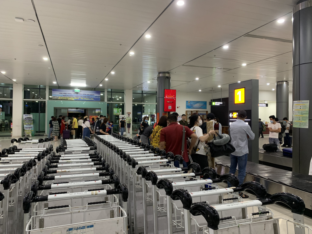 Digital Screen, System: phone charging miễn phí phục vụ hành khách airport Liên Khương, Lam Dong