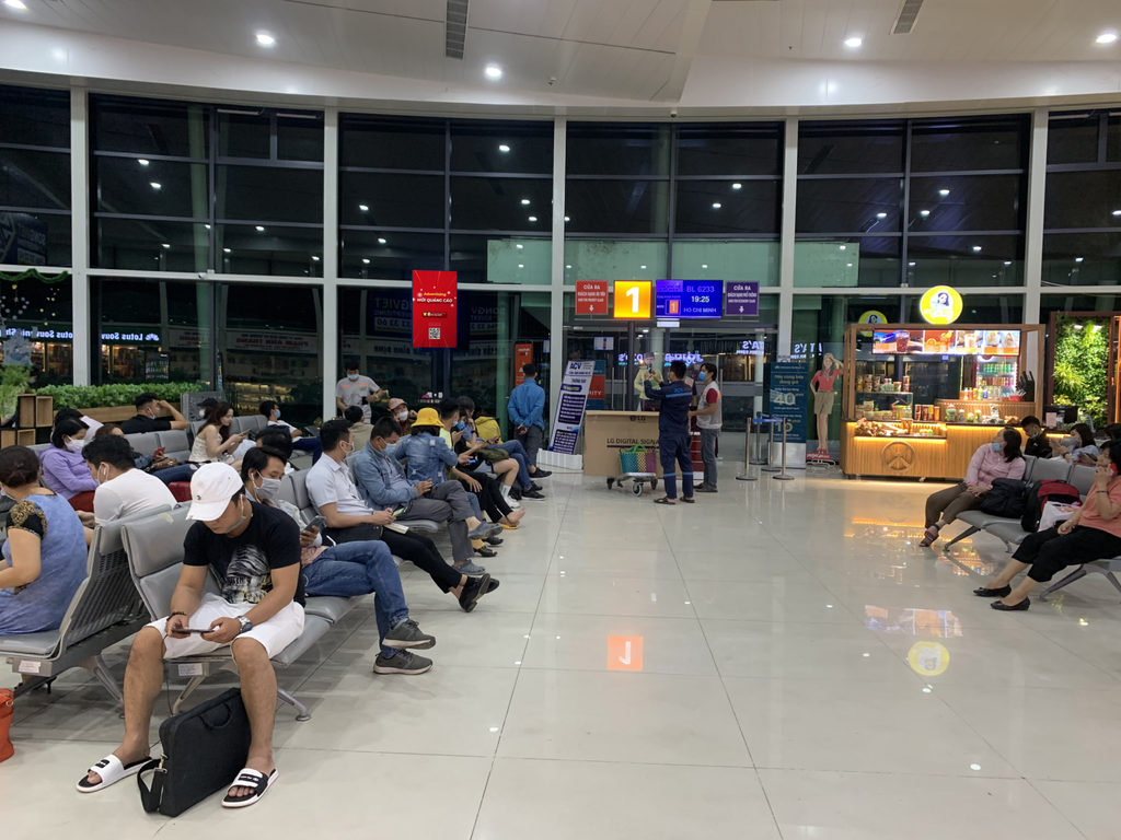 Digital Screen, System: phone charging miễn phí phục vụ hành khách airport Liên Khương, Lam Dong