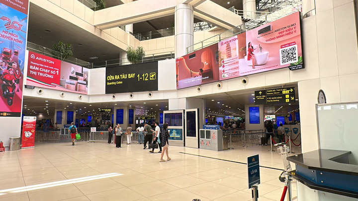 LED Screen, Media in front of security screening Nội Bài ( media tower, Ip52), Hanoi