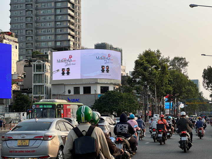 LED Screen, Roundabout Bến Thành, district 1, Ho Chi Minh City