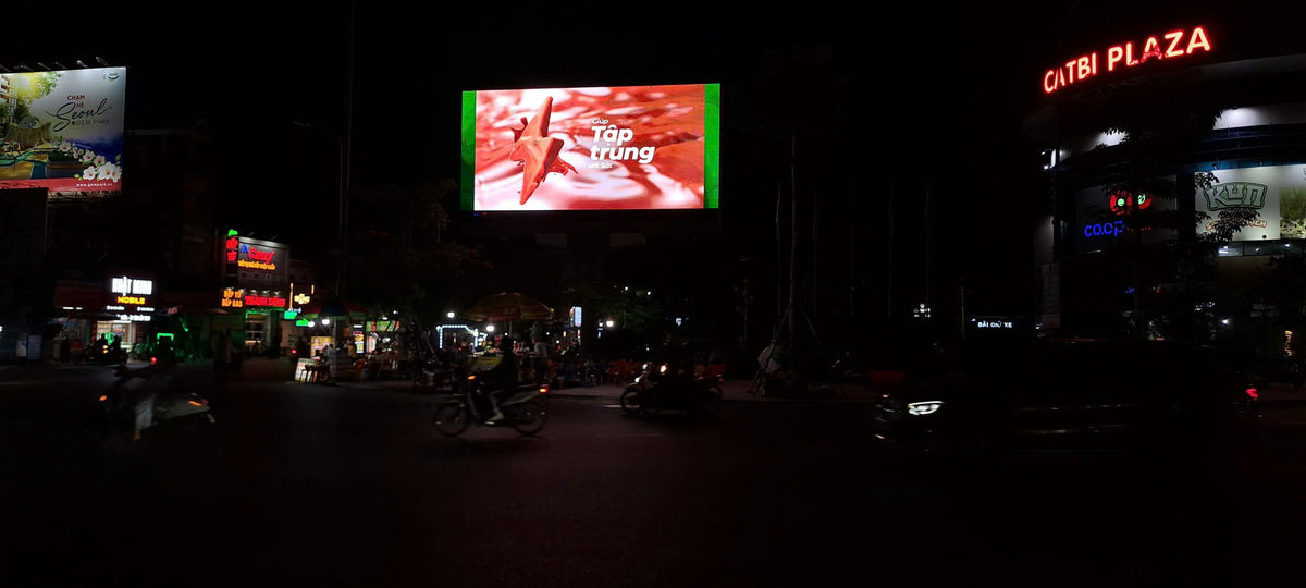 Tại roundabout six-way junction Lê Hồng Phong (sidewalk shopping mall Cát Bi Plaza) - Hải Phòng, Vietnam