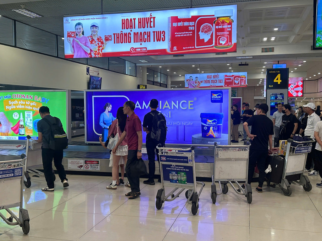 On baggage belt 4 (wing A) nhánh on outside Nội Bài DA45, Vietnam