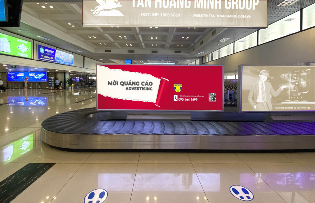 On baggage belt 4 (wing A) nhánh on outside Nội Bài DA45, Vietnam