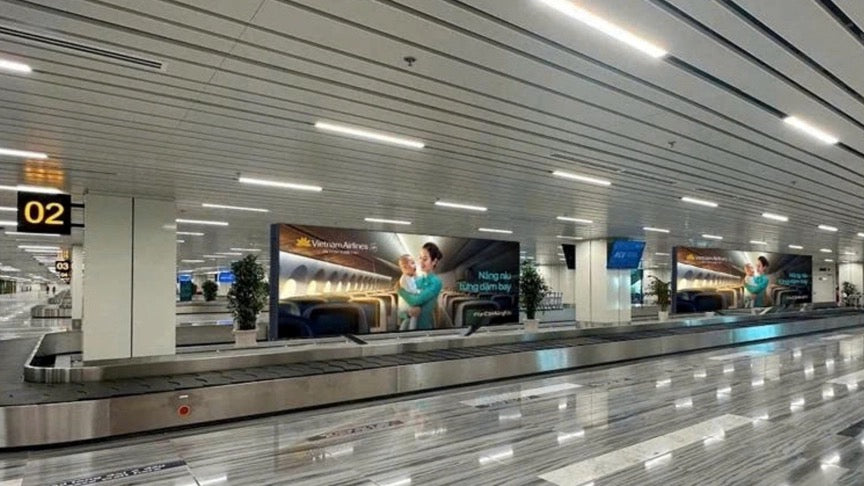 Lightbox, Wall header lối baggage belt ra public hall ga QT, airport TSN, Ho Chi Minh City