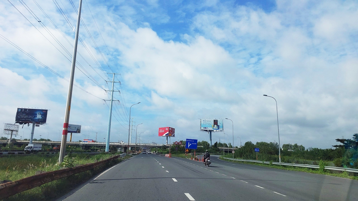 Approach road expressway HCM - Long Thành Dầu Giây VT1 (interchange vành đai 2 - district 9), Vietnam