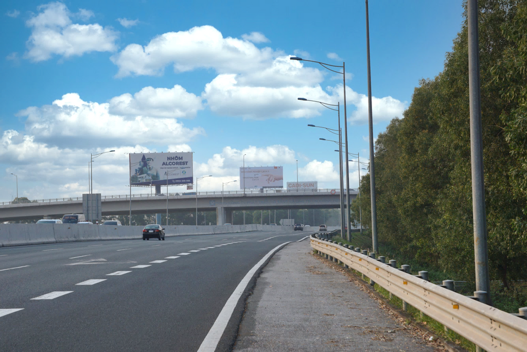 Pole Billboard, Km21 +250 (P) expressway Hà Nội – Hải Phòng (CT5B), commune Yên Mỹ, Hung Yen