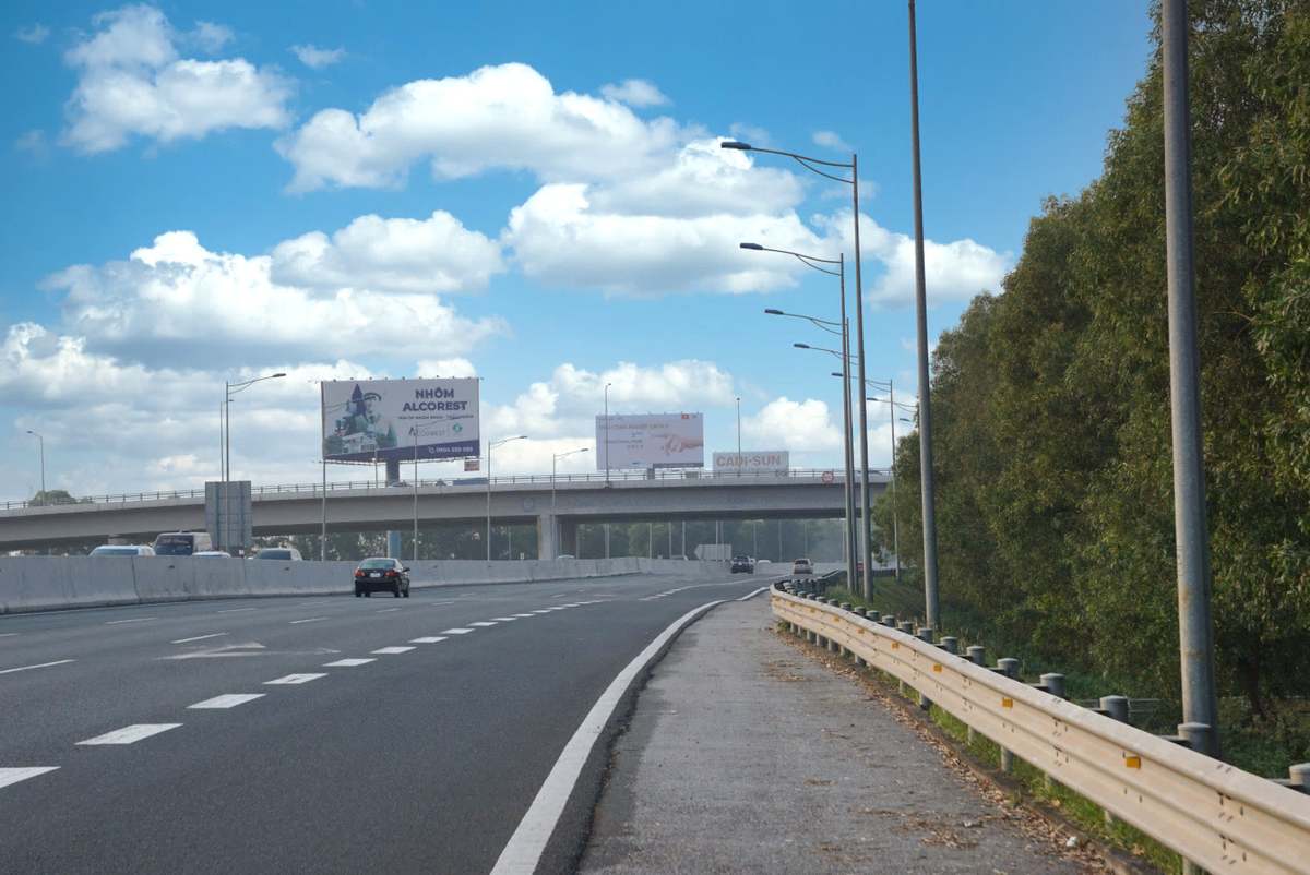 Pole Billboard, Km21 +250 (P) expressway Hà Nội – Hải Phòng (CT5B), commune Yên Mỹ, Hung Yen