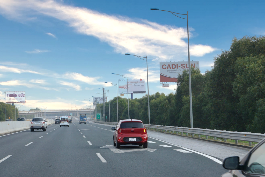 Pole Billboard, Km21 +250 (P) expressway Hà Nội – Hải Phòng (CT5B), commune Yên Mỹ, Hung Yen