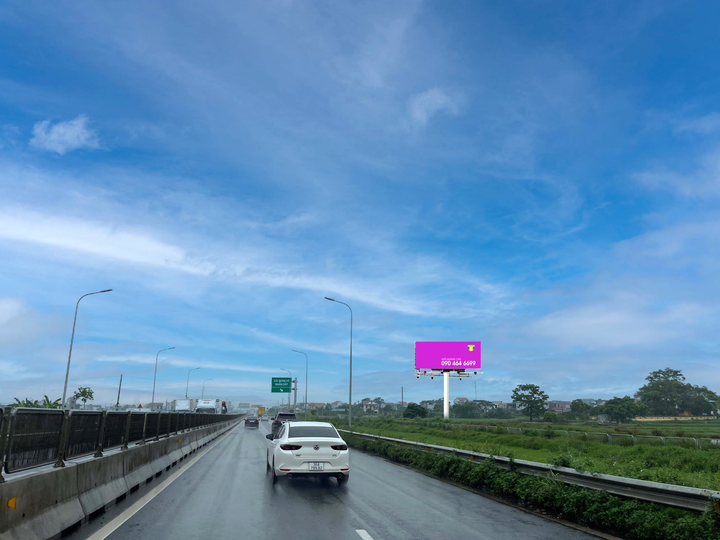 Pole Billboard, Km267+440 expressway Cao Bồ - Mai Sơn, left side hướng Ninh Bình đi Thanh Hóa. Địa phận ward Đông Hoa Lư, Ninh Binh