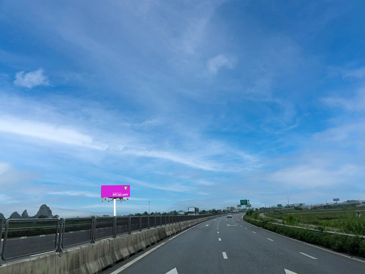 Pole Billboard, Km272+480 expressway Cao Bồ - Mai Sơn, left side hướng Ninh Bình đi Thanh Hóa. Địa phận ward Yên Thắng, Ninh Binh
