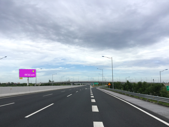 Pole Billboard, Km49+450 (T) expressway Hà Nội – Hải Phòng (CT5B), commune Gia Lộc, Haiphong
