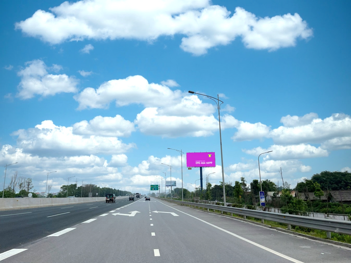 Pole Billboard, Km7+400 (T) expressway Hà Nội - Hải Phòng (CT5B), commune Phụng Công, Hung Yen