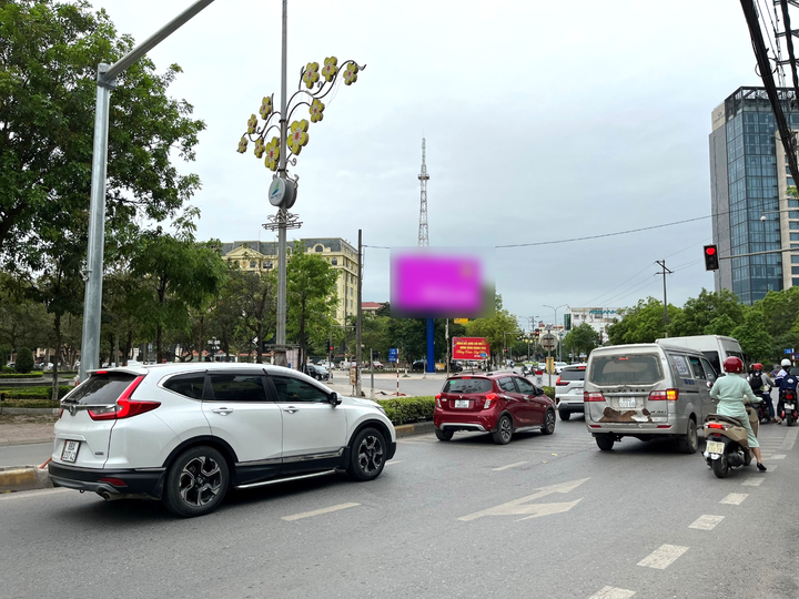 Pole Billboard, Position: crossroads Mê Linh - Tôn Đức Thắng, ward Vĩnh Phúc, Phu Tho