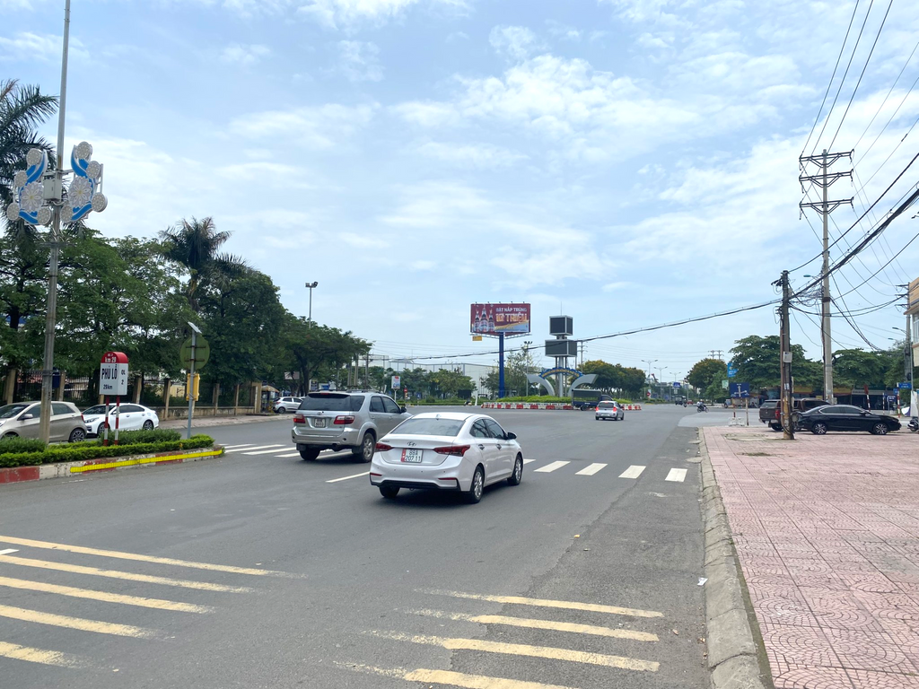 Pole Billboard, Position: five-way junction roundabout bus station Vĩnh Yên, ward Vĩnh Phúc, Phu Tho