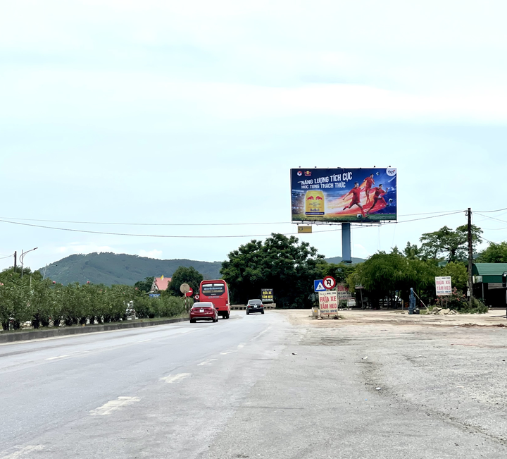 Pole Billboard, Position km441+100, QL1A, commune Hải Lộc, Nghe An