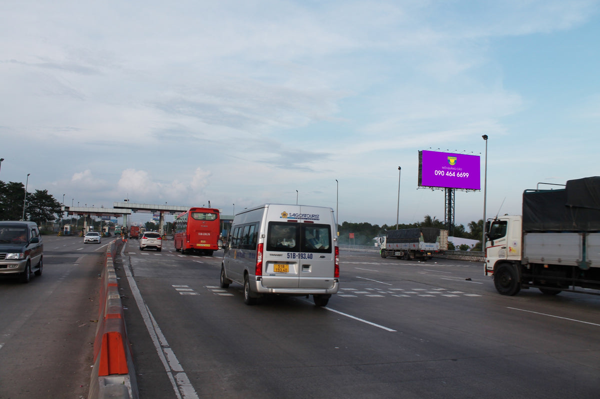 Toll station market Đệm - expressway Sài Gòn - Trung Lương, Vietnam