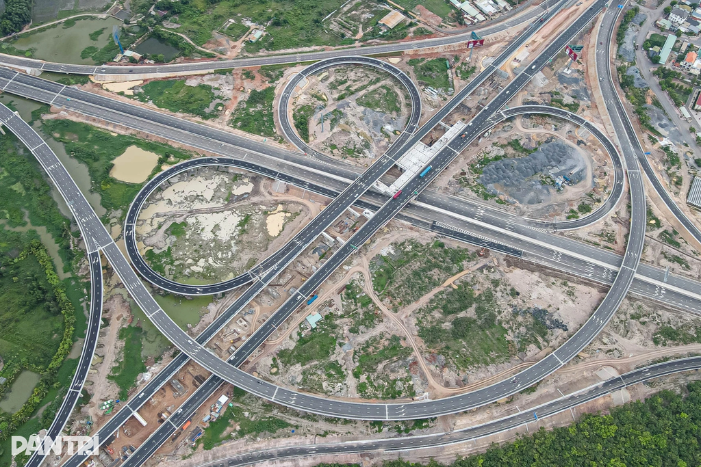 Pole Billboard, VT04 interchange LTDG-BHVT, Dong Nai