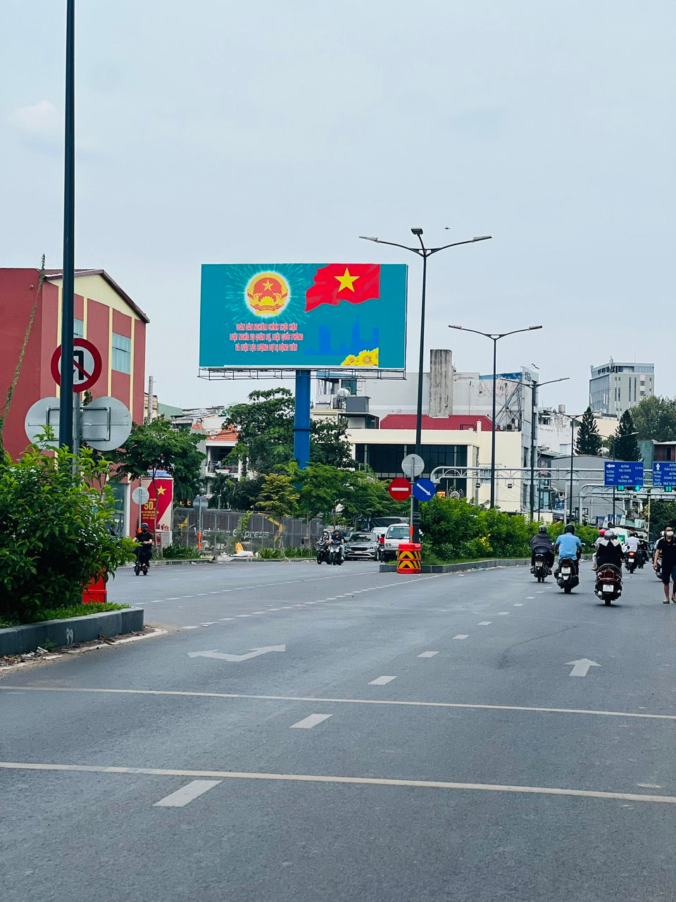 Pole Billboard, VT1 - access road to terminal T3 TSN, Tân Bình, Ho Chi Minh City