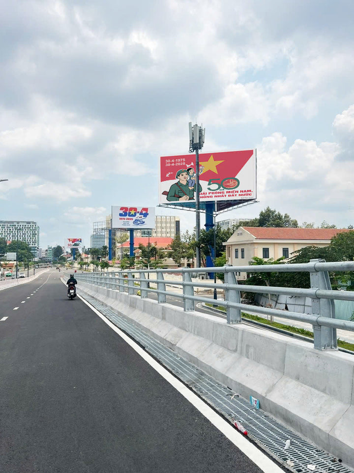 Pole Billboard, VT12 - access road to terminal T3 TSN, Tân Bình, Ho Chi Minh City