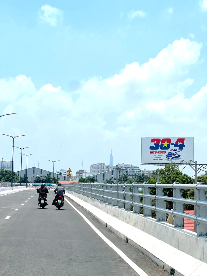 Pole Billboard, VT13 - access road to terminal T3 TSN, Tân Bình, Ho Chi Minh City