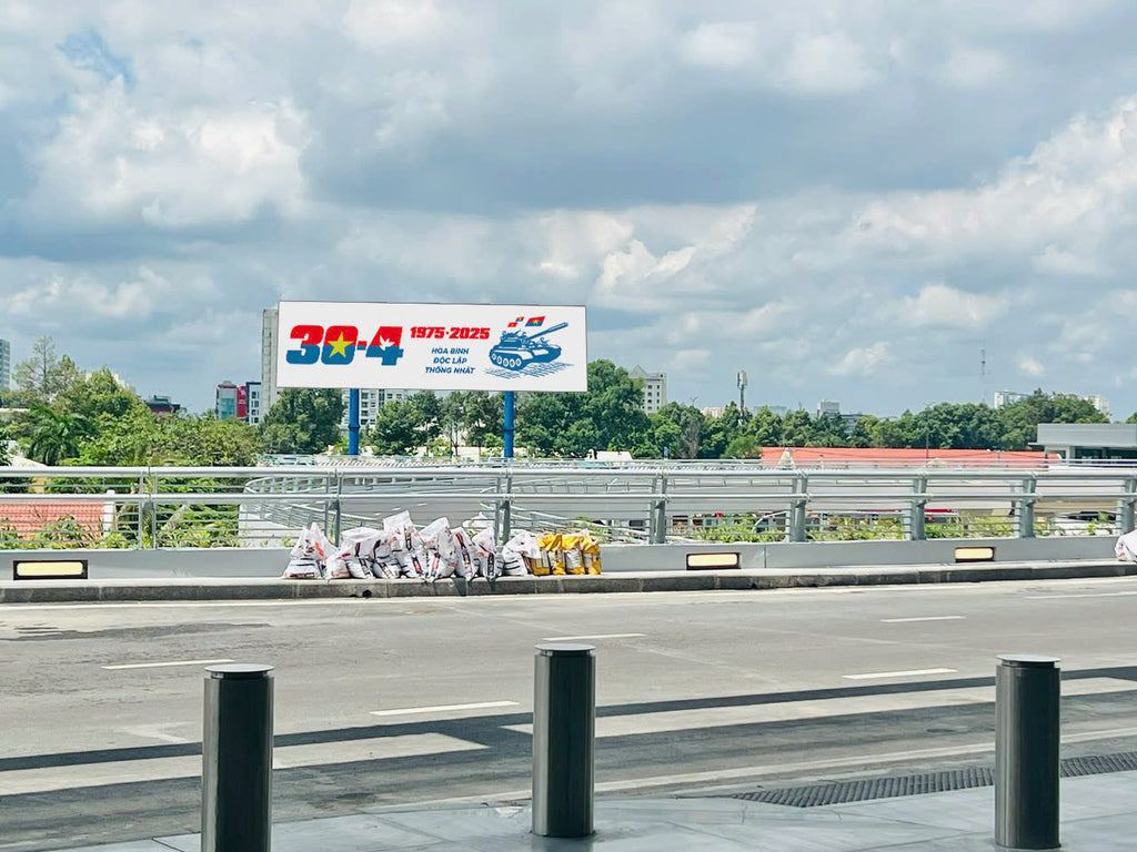 Pole Billboard, VT14 - approach road terminal T3 TSN, Tân Bình, Ho Chi Minh City