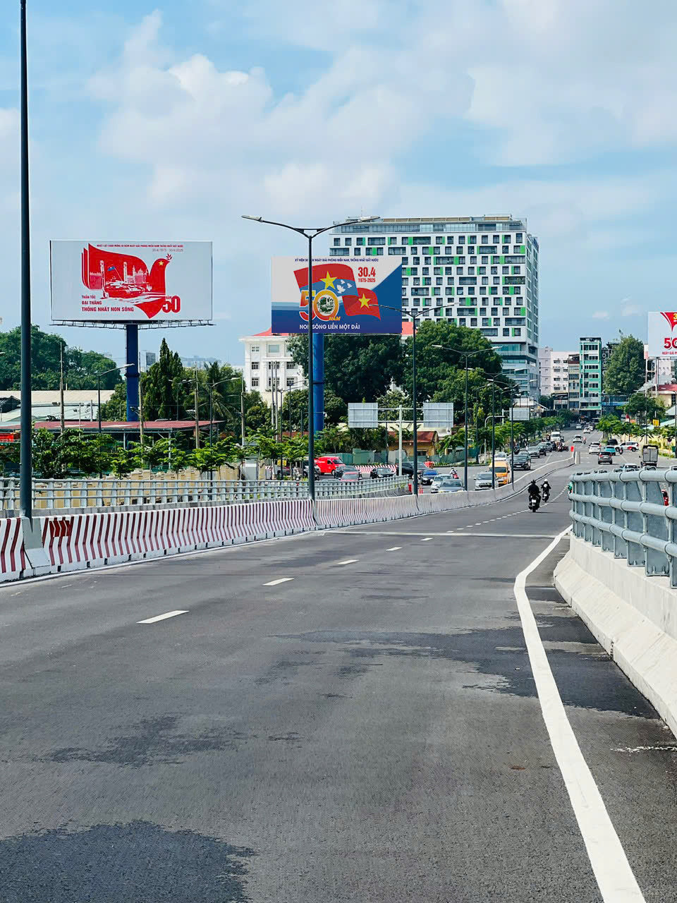 Pole Billboard, VT7 - access road to terminal T3 TSN, Tân Bình, Ho Chi Minh City