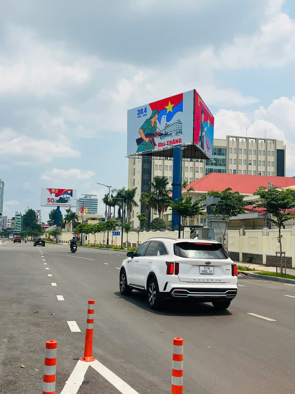Pole Billboard, VT9 - access road to terminal T3 TSN, Tân Bình, Ho Chi Minh City