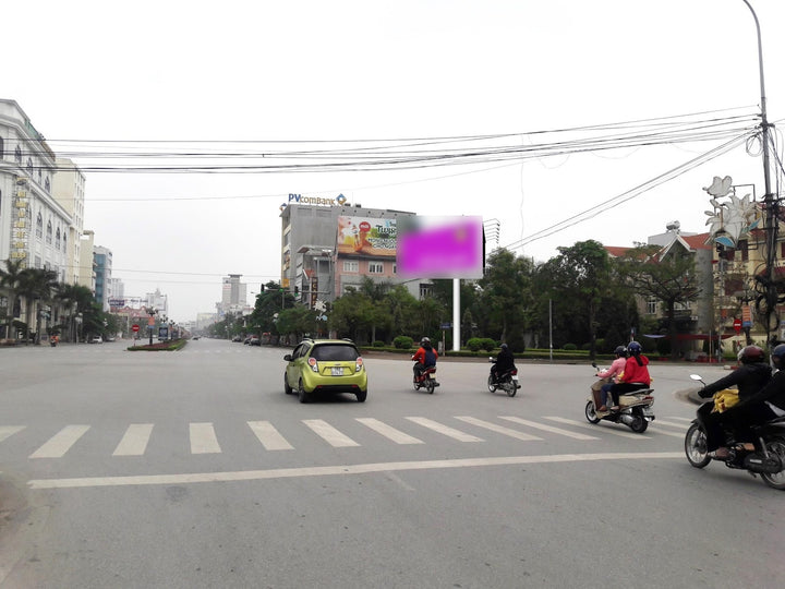 Pole Billboard, Vườn hoa crossroads road Đông A cắt road Nguyễn Công Trứ (gần no. nhà 101 road Đông A), ward Đông A, Ninh Binh