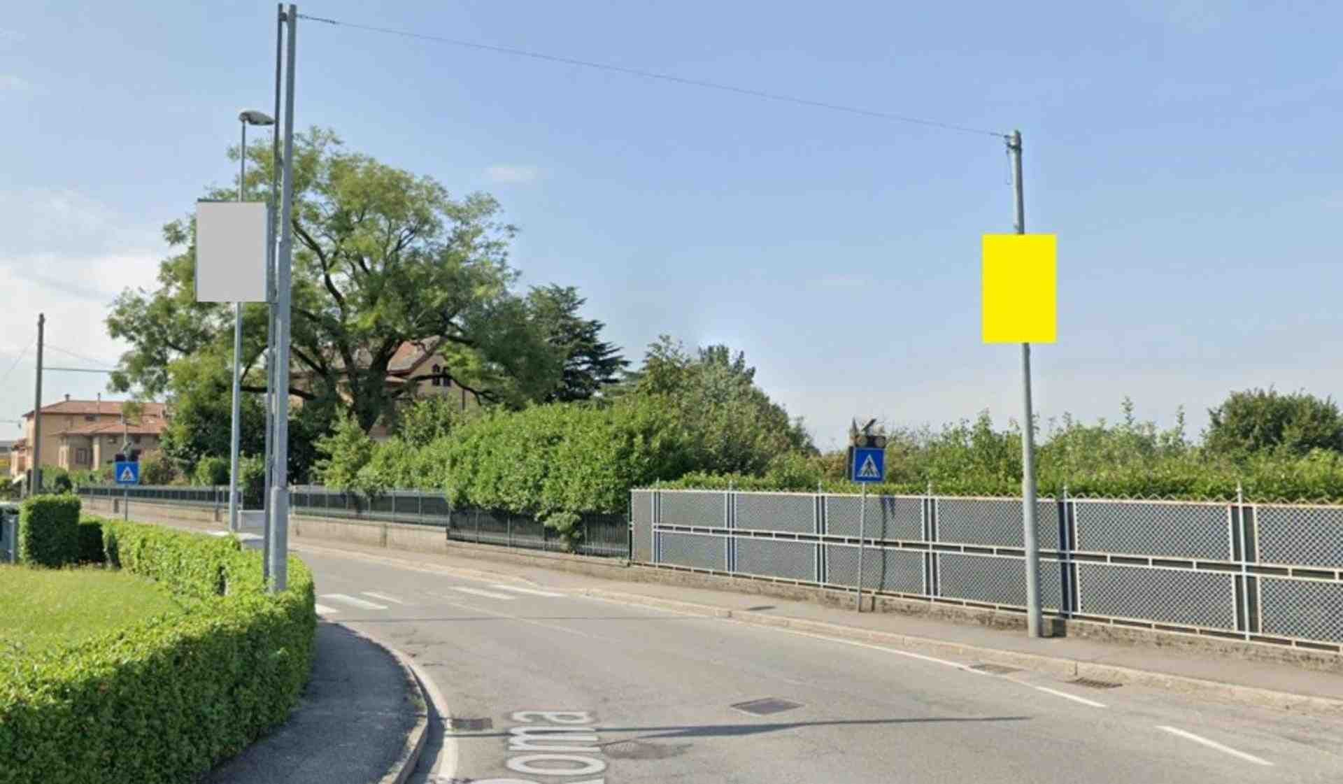 Pole sign Via Roma, Capriate San Gervasio, Italy