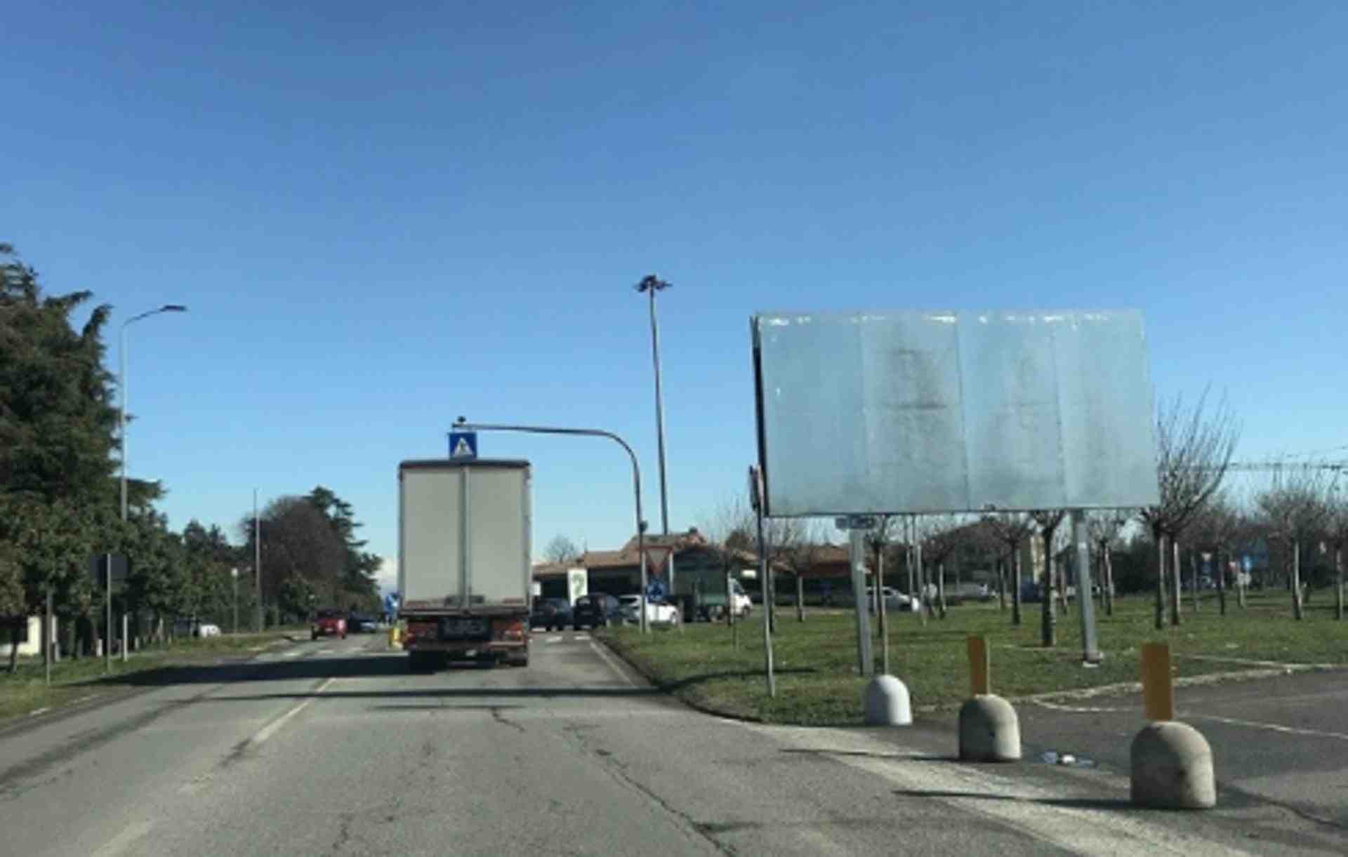 Temporary billboard S.p. 525 Km. 17+860/sx (dir. Vaprio d'Adda), Vaprio D'adda, Italy