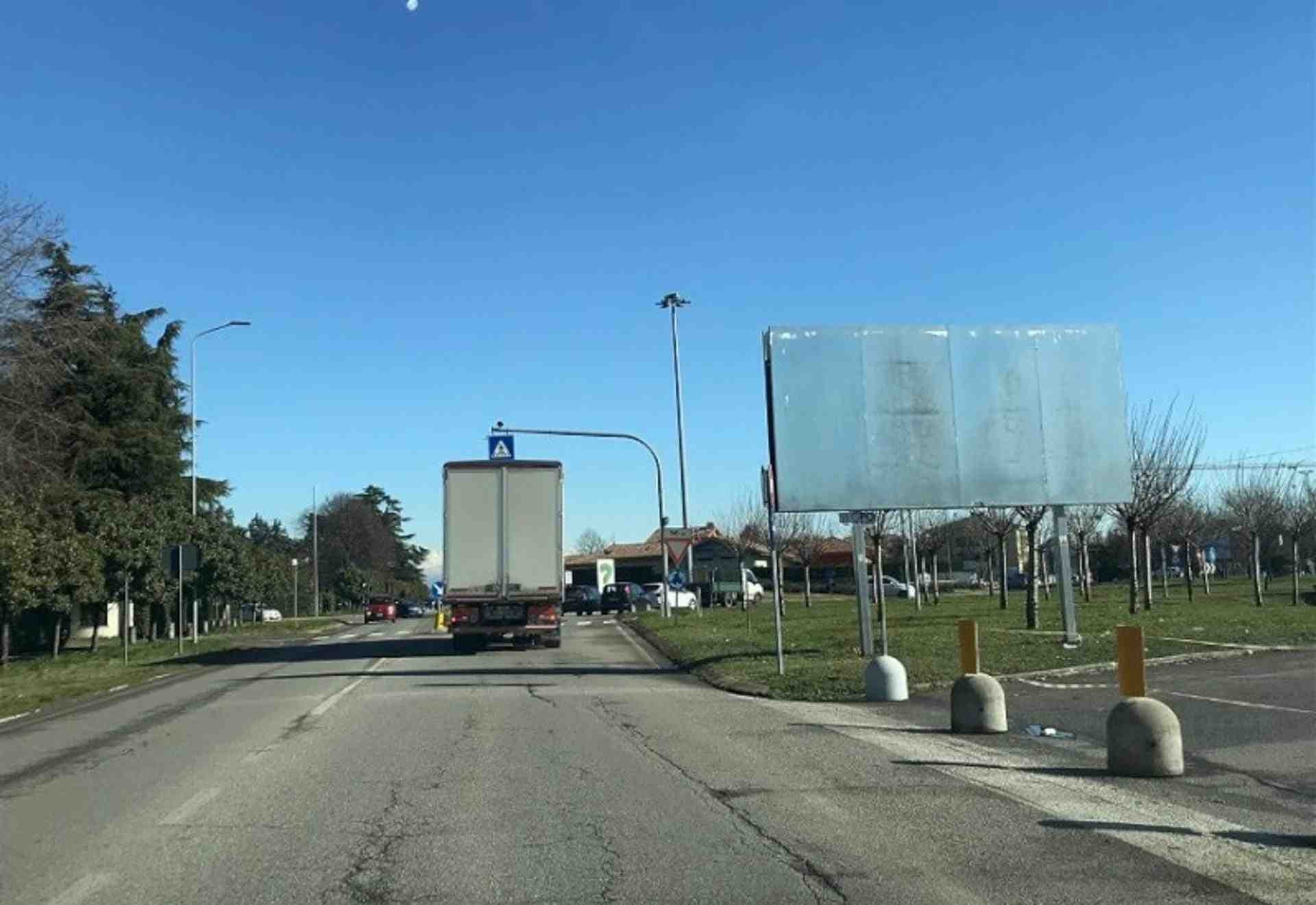 Temporary billboard S.p. 525 Km. 17+860/sx, Vaprio D'adda, Italy
