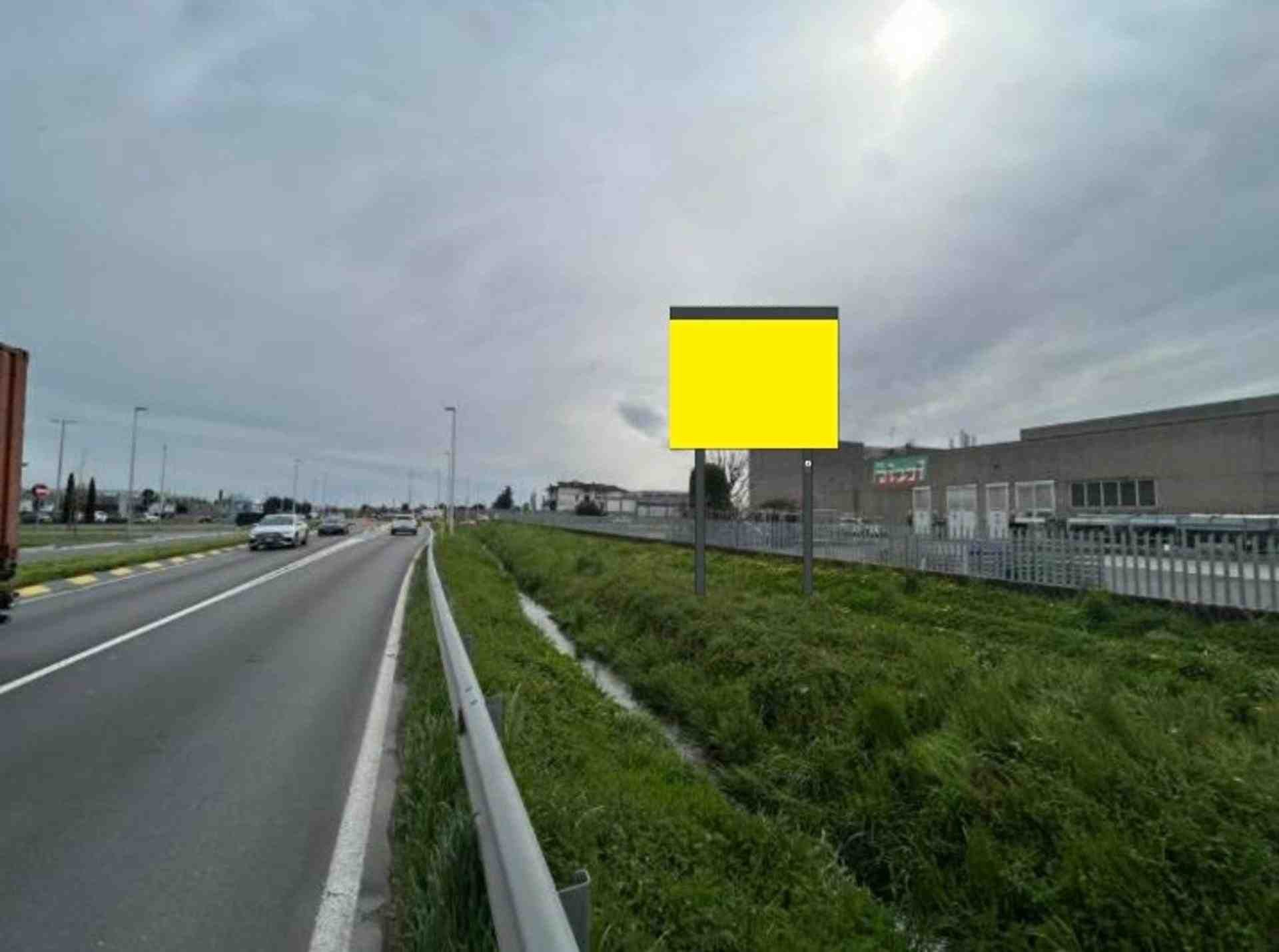 Temporary billboard S.p. ex S.s. 498 Km. 12+391/dx, Ghisalba, Italy