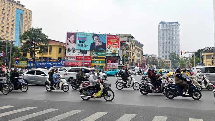 Wall Billboard, Crossroads Nguyễn Chí Thanh - Huỳnh Thúc Kháng, ward Láng, Hanoi