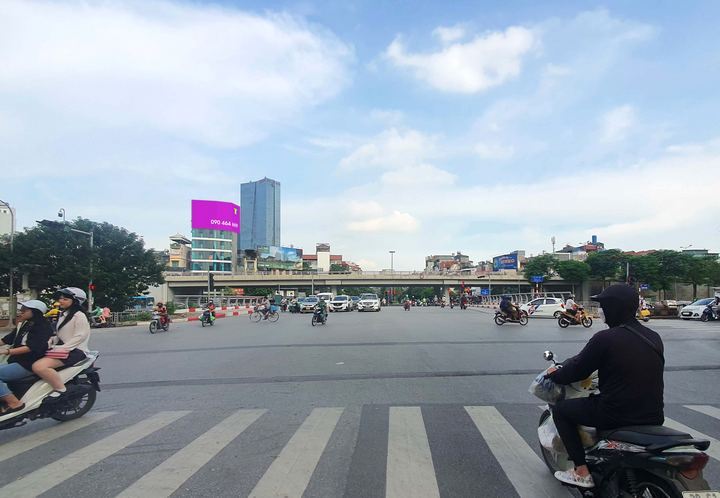 Wall Billboard, No. 172 road Bưởi, ward Giảng Võ, Hanoi
