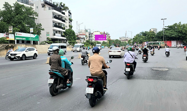 Wall Billboard, Position 300 Nghi Tàm, ward Hồng Hà, Hanoi